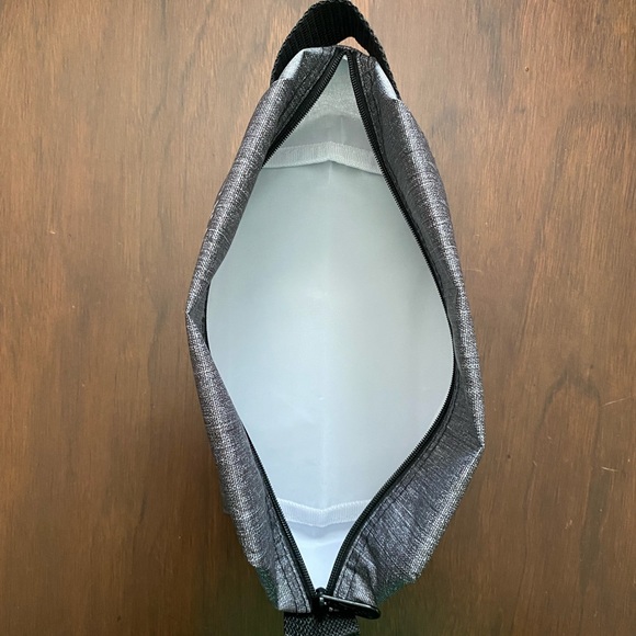 NWOT Thirty-One Let’s Go! Running Late is my Cardio Makeup Bag - Picture 2 of 4